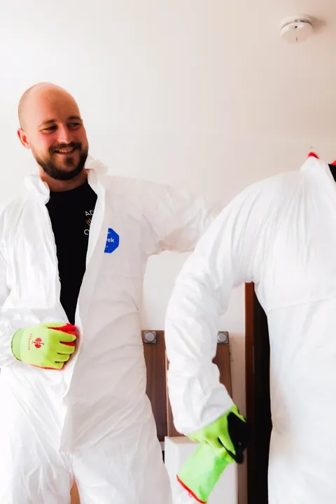 Team in weißer Schutzausrüstung vor einem Einsatz
