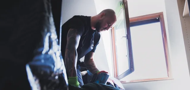 Mitarbeiter sortiert den Hausrat in einer Messiewohnung