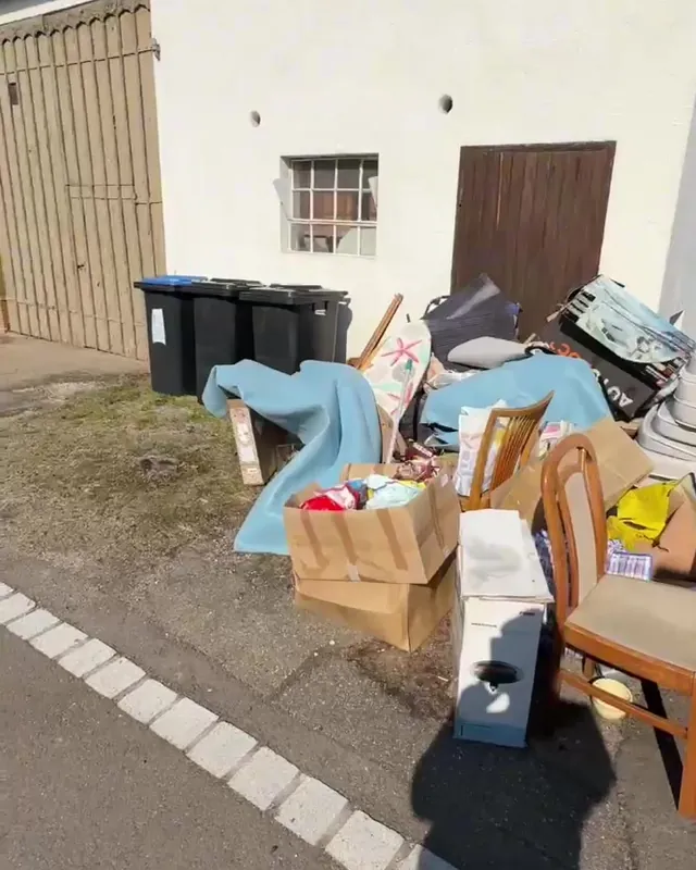 Möbel und Sperrmüll vor dem Haus vor dem Abtransport