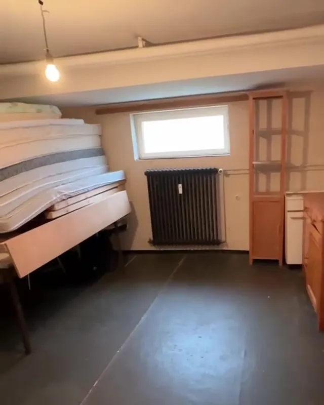 Raum mit Matratzen und Möbeln vor der Haushaltsauflösung